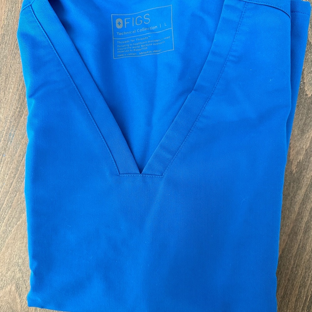 Figs scrub top